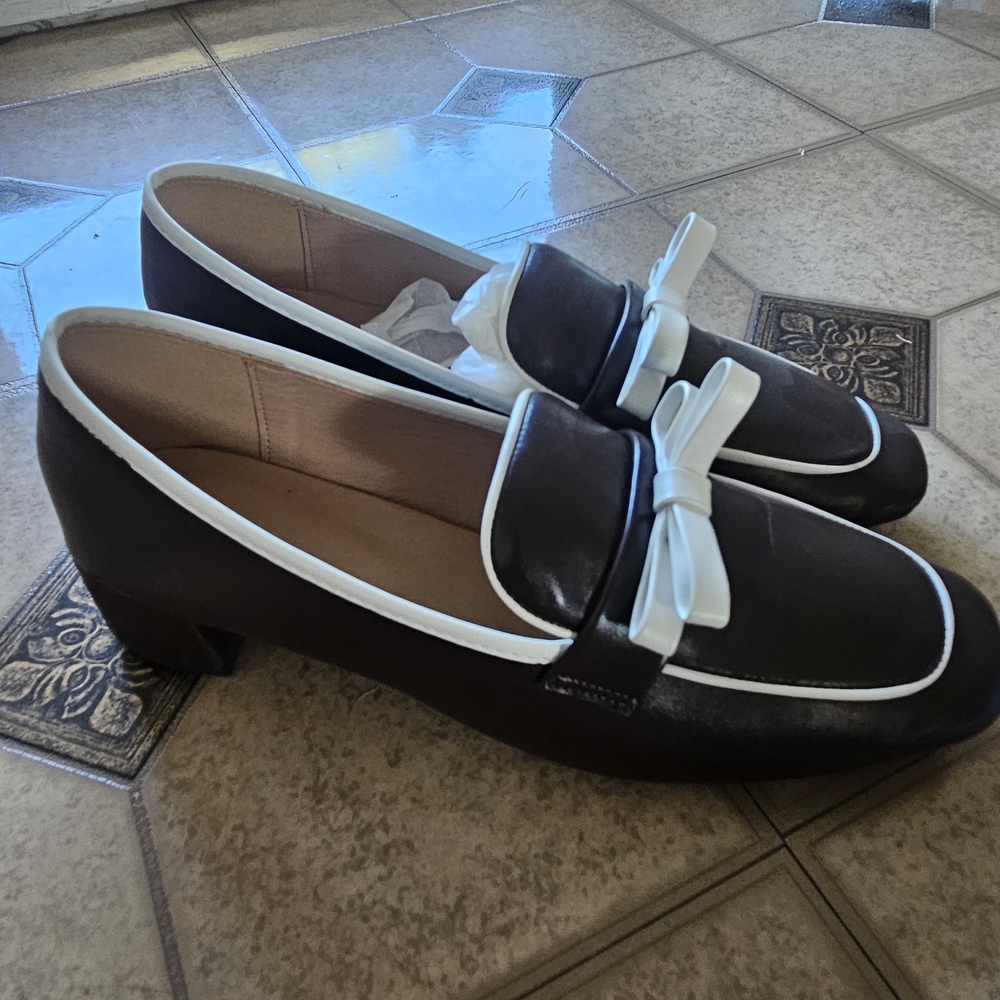 Elegant Brown Loafers with White Trim